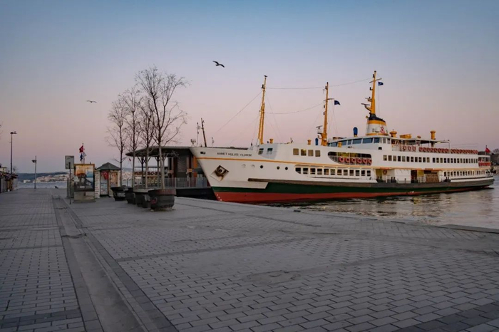 ▲4月12日，伊斯坦布尔博斯普鲁斯海峡码头。新华社发（雅辛 摄）