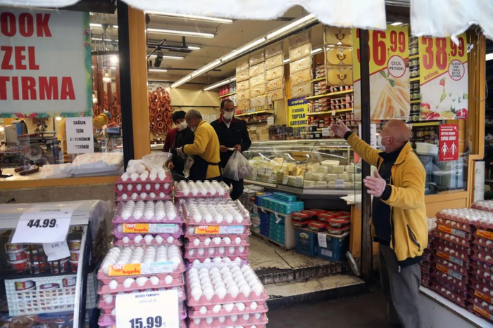 ▲4月22日，安卡拉市民在购物，几乎都戴了口罩。新华社发（穆斯塔法·卡亚 摄）