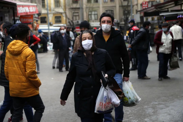 ▲4月22日，安卡拉街头，人们几乎都戴了口罩。新华社发（穆斯塔法·卡亚 摄）
