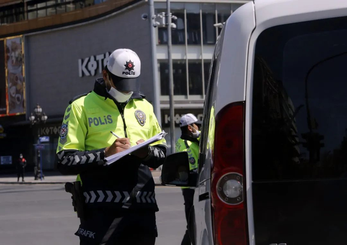 ▲4月18日，安卡拉街头，警察检查车辆。新华社发（穆斯塔法·卡亚 摄）