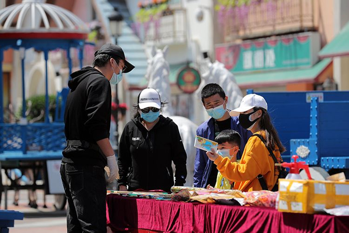 游客在园内游玩。