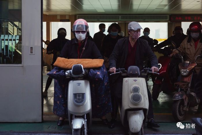 △ 4月16日，汉口武汉关码头，乘客骑车下船。