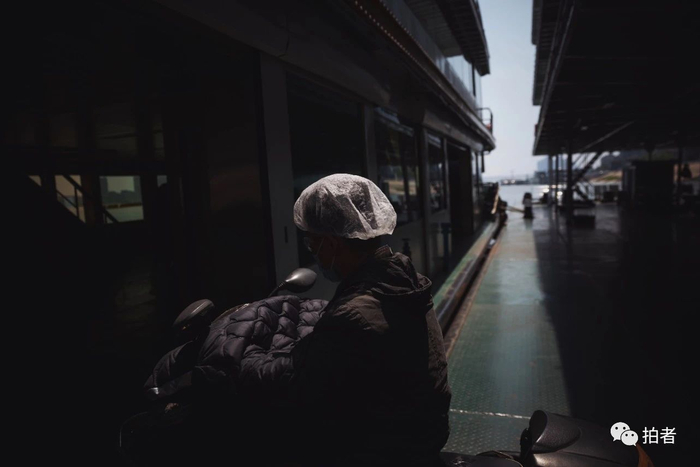 △ 4月16日，武昌中华路码头，一名乘客戴着头套上船。