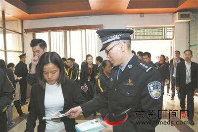 ▲厚街公安分局在辖区举办反诈宣传活动，并在现场派发反诈材料 厚街公安分局供图