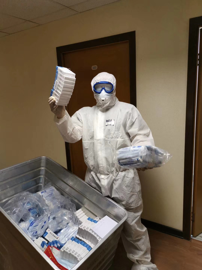 正在分发药品的安东尼。 受访者供图