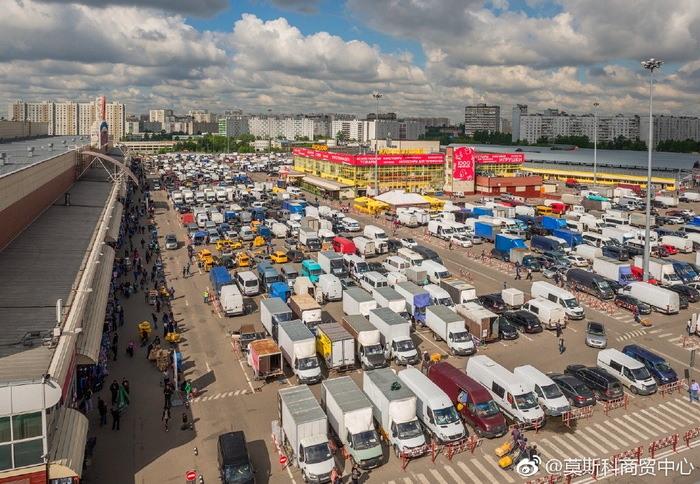 往日里柳布利诺市场的停车场停满了车。@莫斯科商贸中心微博&nbsp; 图