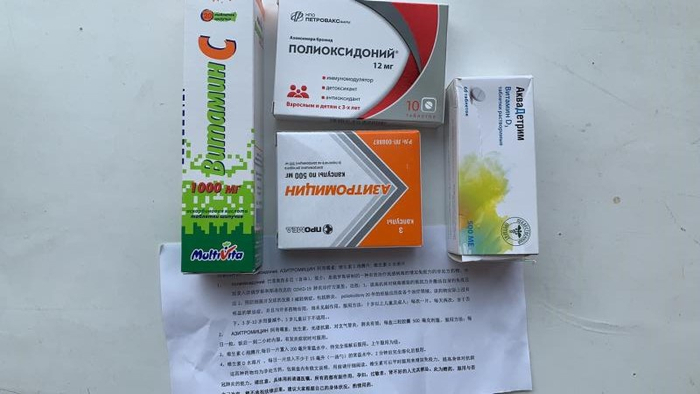 志愿者送来的药物以及使用说明。 受访者供图