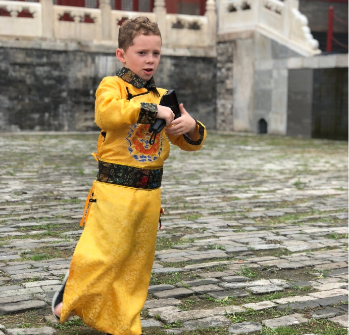 “假笑男孩”在中国 　　图片来源：Gavin Thomas微博