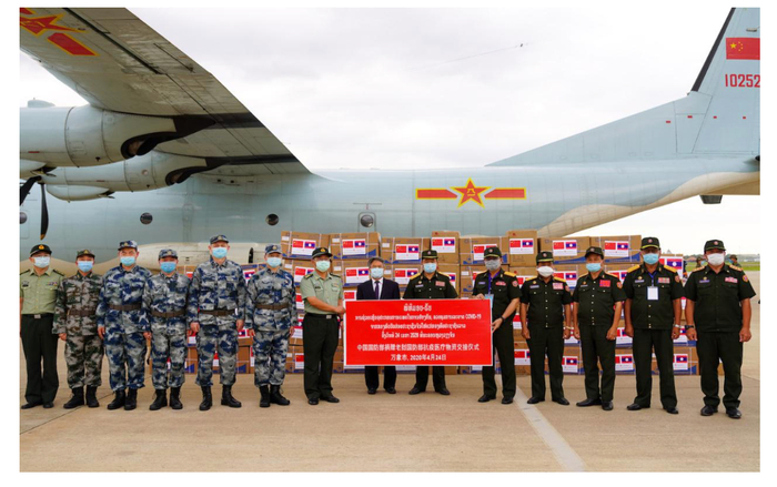 中国人民解放军援老抗疫医疗专家组一行5人乘空军运输机抵达老挝首都万象。/&nbsp;使馆网站截图