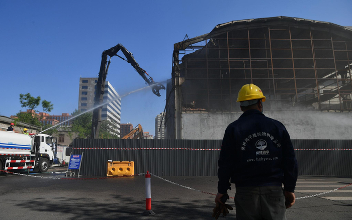 森源大厦院内违建拆除现场。新京报记者 吴江 摄
