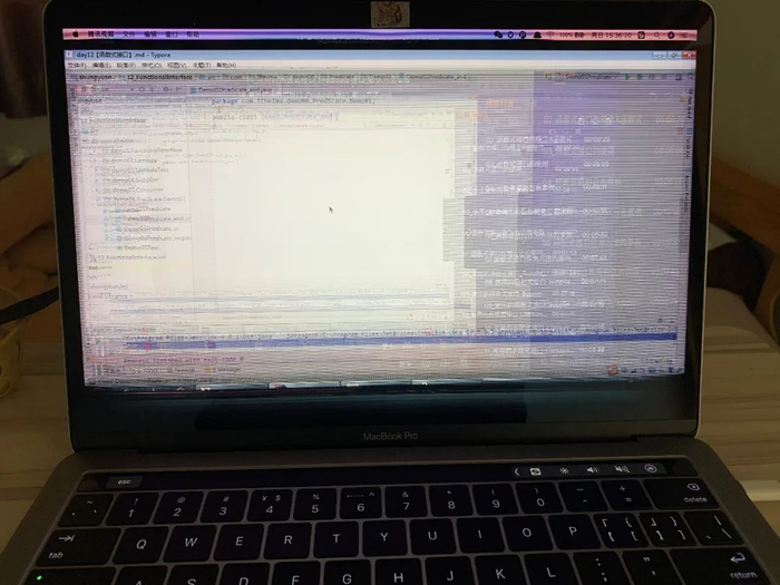▲洪先生的MacBook Pro屏幕出现重影