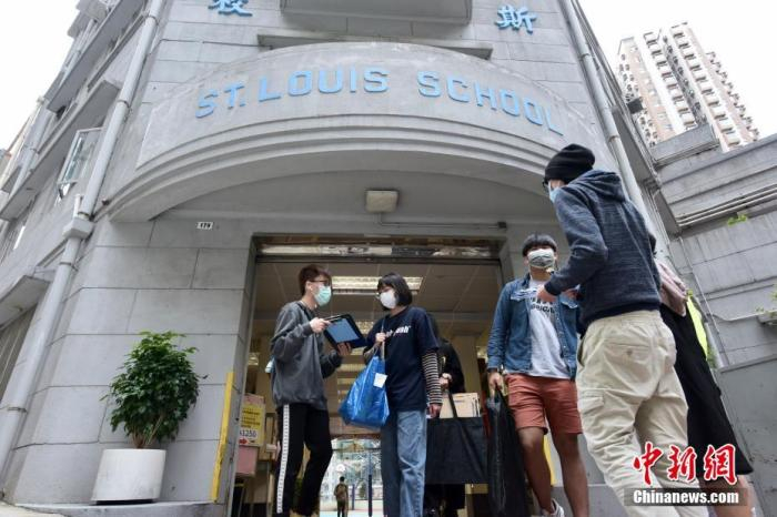 　　4月24日，香港受疫情影响，中学文凭试首日考试仅有一场考试，首日考试科目是视觉艺术，该考试于中午12时30分结束，考生陆续带齐考试用具将近下午1时步出位于香港西营盘的圣类斯中学考场。中新社记者 李志华 摄
