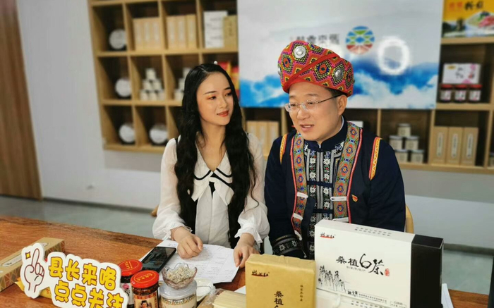 2020年4月18日晚间，袁宏卫在直播中推荐桑植县特产。受访者供图