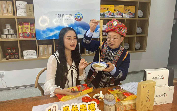 2020年4月，袁宏卫在直播中现场品尝当地特色番薯粉丝。受访者供图