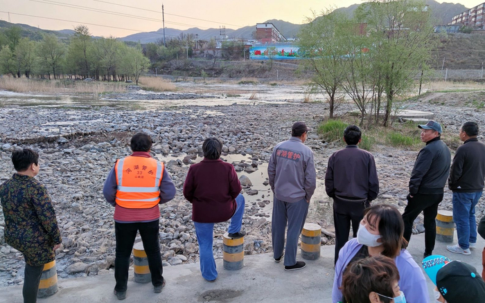 永定河两岸的人们来看水头。新京报记者 王巍 摄