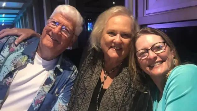 △达纳·林德伯格(最右)和船上的其他乘客合影。图据CNN新闻