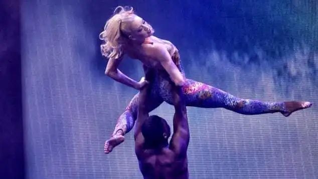 △舞蹈家康尼·赛德勒在唯美号的舞台上。图据CNN新闻