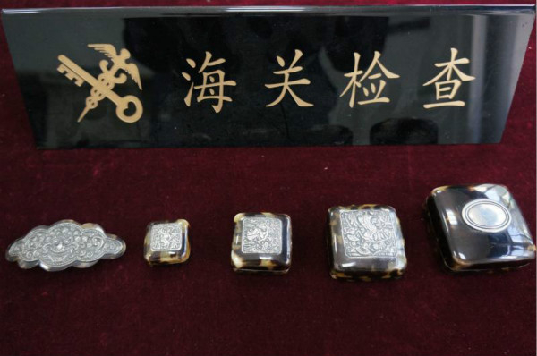 图说：玳瑁背甲制品 上海海关供图