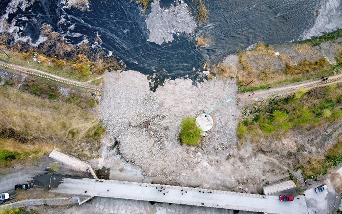 曾经干涸的河床迎来了水。新京报记者 王巍 摄