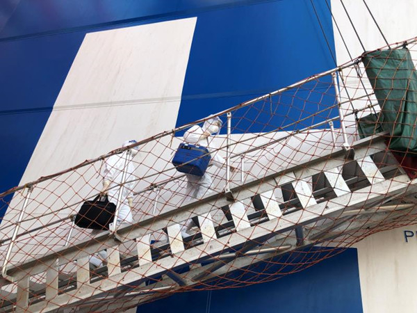 图说：海关关员登临入境船舶进行卫生检疫工作。上海海关供图