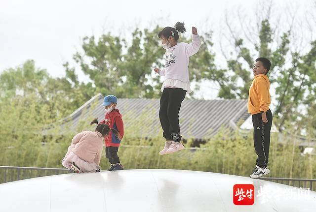 深受小朋友喜爱的无动力蹦蹦云。 新华报业视觉中心记者 邵丹 摄