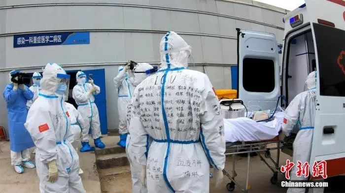  资料图：转运危重症患者。高翔 摄