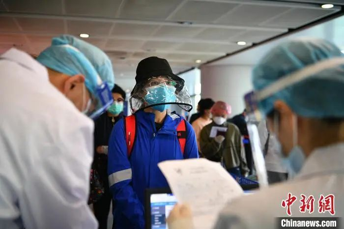  资料图：入境人员排队等候。刘冉阳 摄