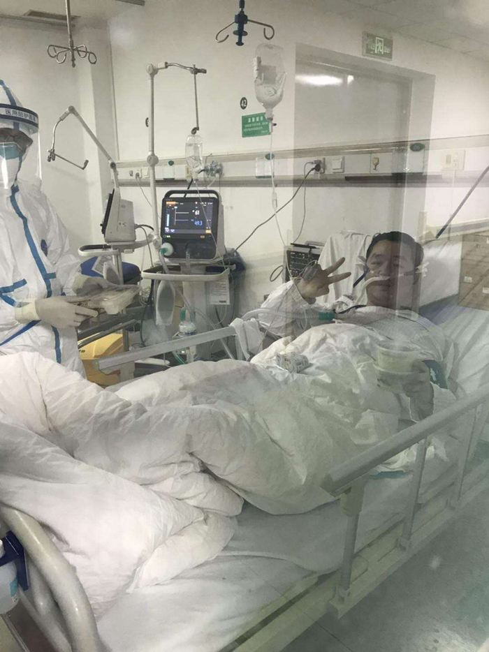  彭银华在金银潭医院治疗。