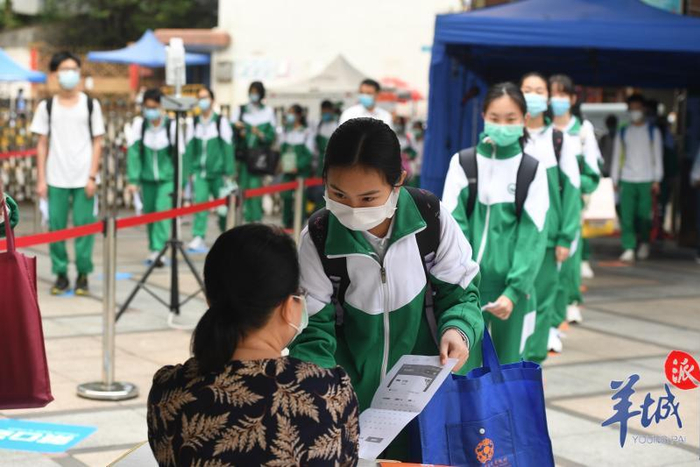 现场直击广州返校:戴护目镜返校 “摆渡车”帮学生运行李