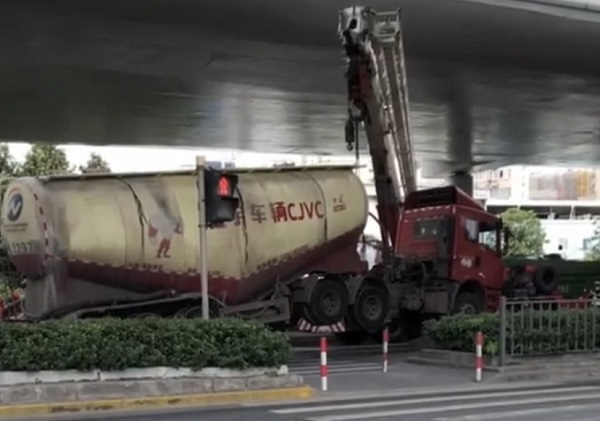 图说：半挂槽罐车骑上了道路中央的水泥隔离墩  网友供图