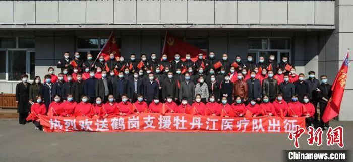 4月26日，鹤岗医疗队向牡丹江出发，支援绥芬河境外输入疫情救治（逯云峰/摄）