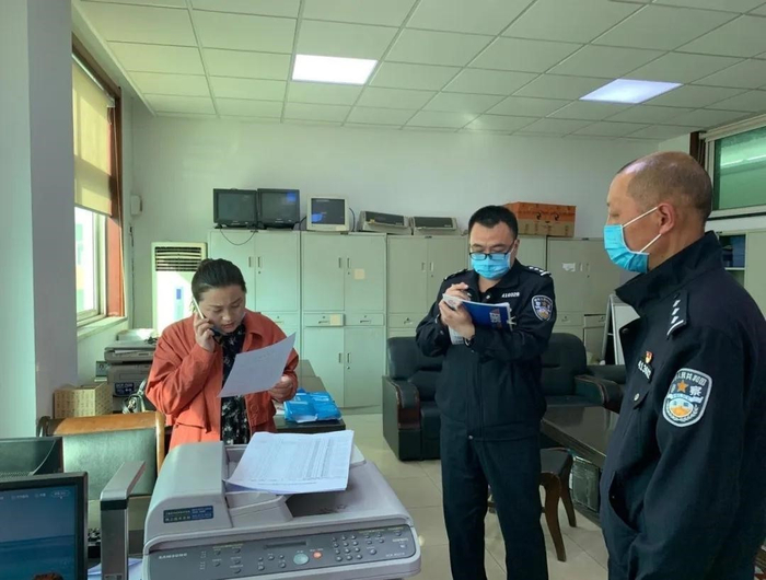 执行干警送达罚款决定书