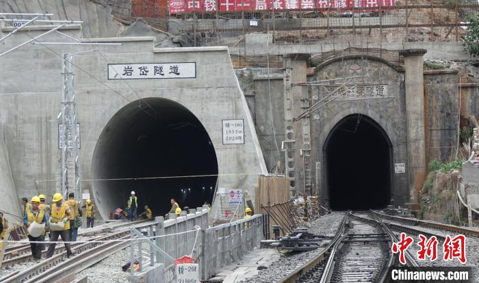 图为新旧隧道对比。中国铁路成都局集团有限公司供图