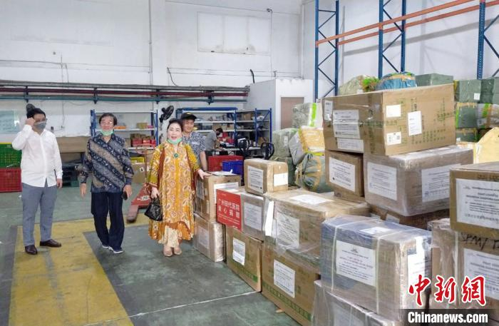 图为钟家燕检查刚刚从中国空运到雅加达的防疫物资。　钟家燕 供图 摄