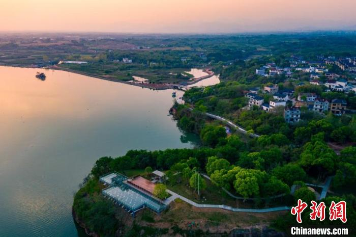 衢州市美丽沿江公路沿线。　许军 摄