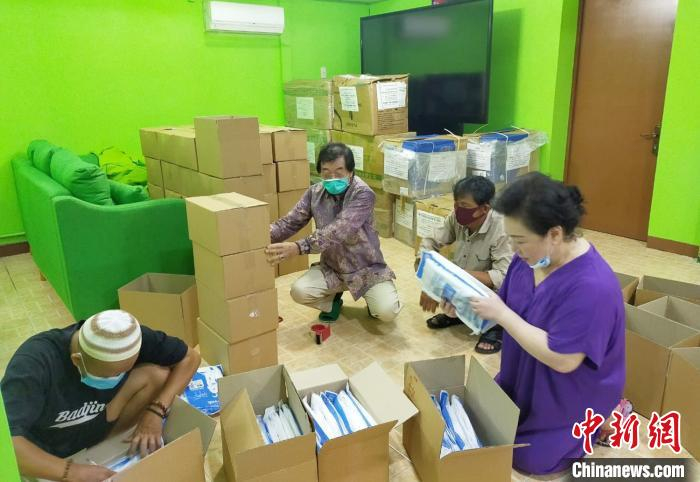 图为钟家燕(右一)检查防疫物资。　钟家燕 供图 摄