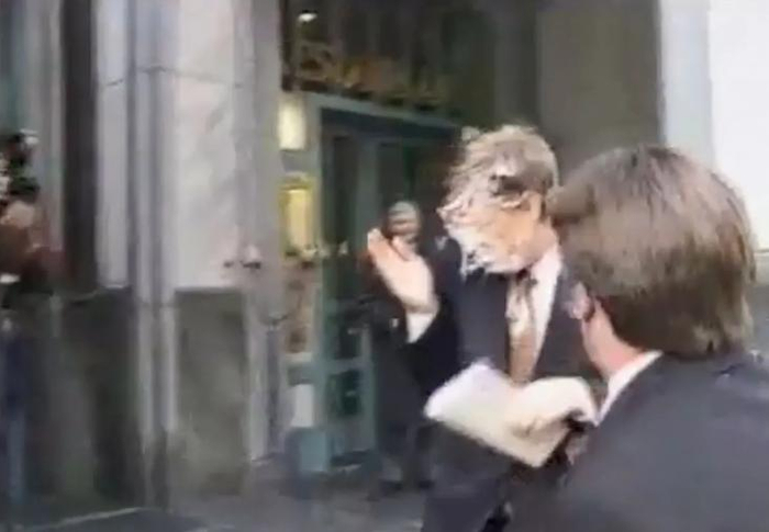 〓 这一幕还被记者拍下来了。/《走进比尔：解码比尔盖茨》