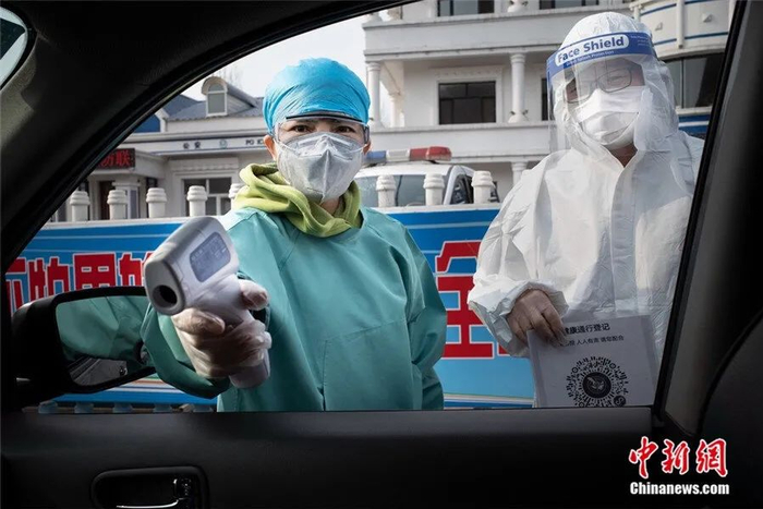 绥芬河公路卡口实行“两扫一测一登记”（李广庆/摄）