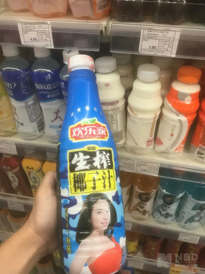 赵薇代言的欢乐家生榨椰子汁产品（图片来源：每经记者&nbsp;胥帅&nbsp;摄）