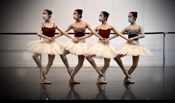 图说：华为公众号《梅花香自苦寒来》上海芭蕾舞团练功视频截图