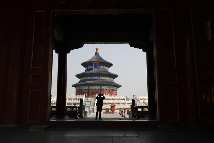 游客在天坛公园祈年殿院落拍照。新京报记者 侯少卿 摄