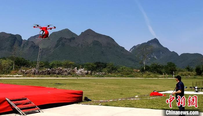 载人型应急救援无人机首飞成功。　高东风 摄