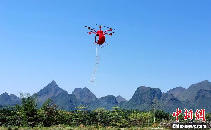广西壮志雄心科技发展有限公司首飞载人无人机在投放救生软梯。　高东风 摄