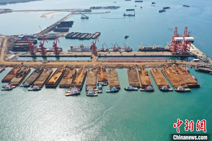 图为印尼德龙工业园码头。　周渊 摄