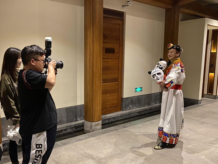 直播结束后梁建章仍在“营业”（澎湃新闻记者 唐莹莹 图）