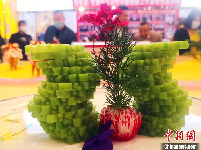 本次推出的33道菜品均有滋补养生的功效。图为菜品“苦尽甘来”。　高展 摄