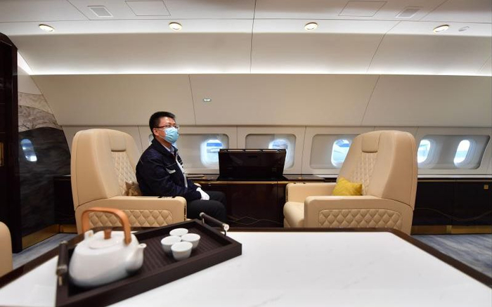 李䶮在介绍自动折叠的会议桌。新京报记者 李木易 摄