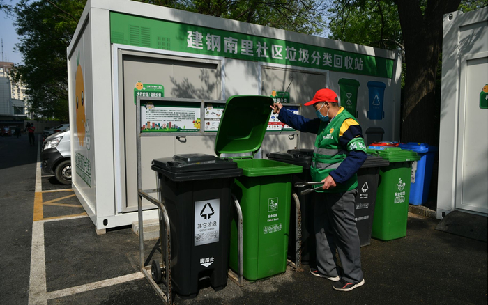 建钢南里社区垃圾分类指导员正在检查各类垃圾桶投放情况。摄影/新京报记者 吴江