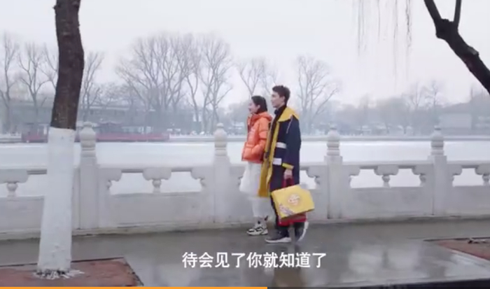 关晓彤和吴磊在什刹海边。图片来自网络