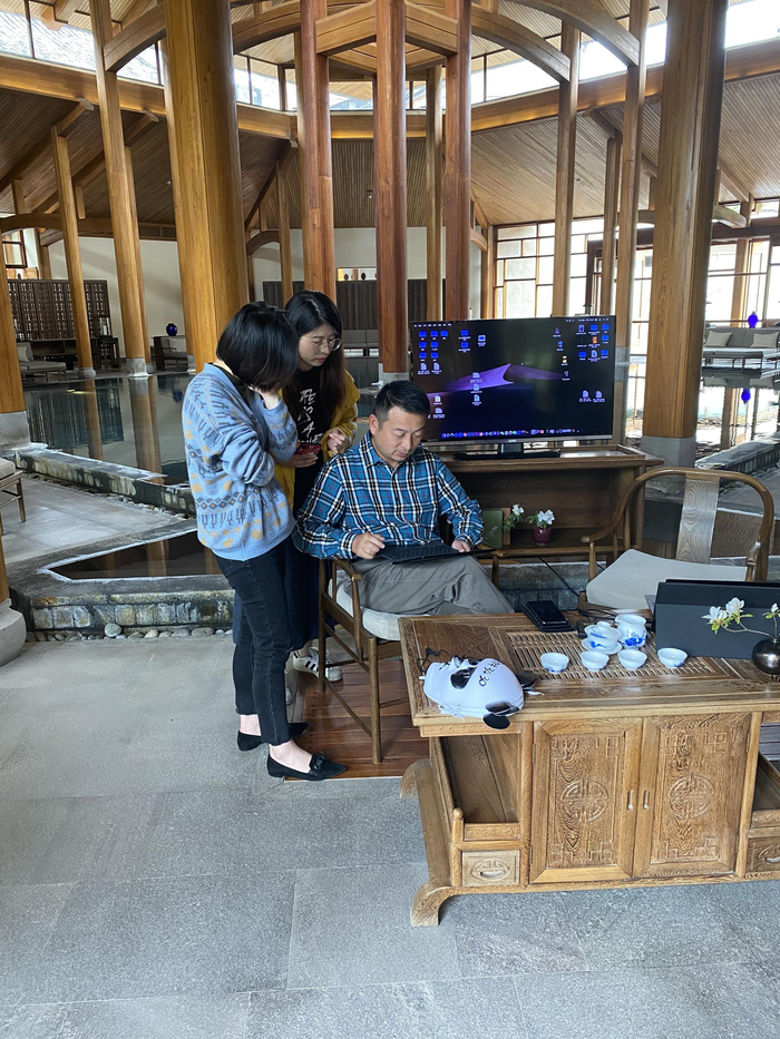 梁建章在彩排后修改脚本（澎湃新闻记者 唐莹莹 图）